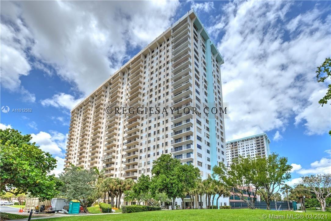Summit Towers Hollywood condominium exterior